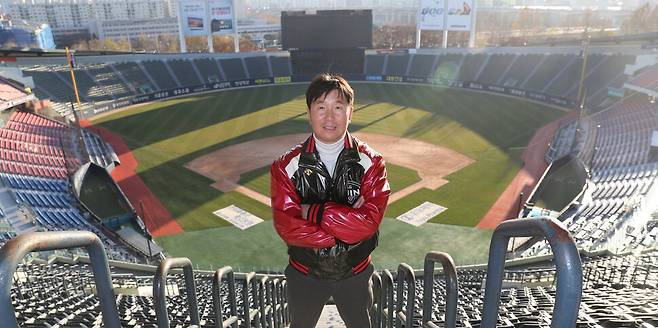 류지현 신임 엘지(LG) 트윈스 감독이 8일 서울 송파구 잠실야구장 관중석에서 포즈를 취하고 있다. 강창광 선임기자 chang@hani.co.kr