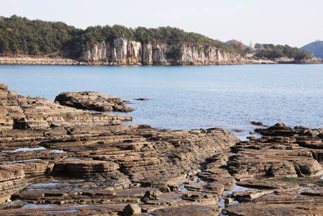 상족암을 걸으면 쪽빛 남해바다와 병풍바위가 그림처럼 펼쳐진다. ⓒ박준규