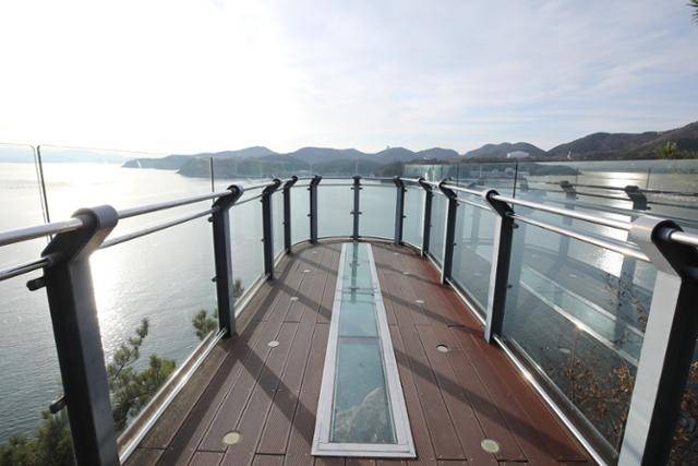 상족암 병풍바위 전망대. 규모는 작지만 발 아래 펼쳐지는 바다가 아찔하다. ⓒ박준규