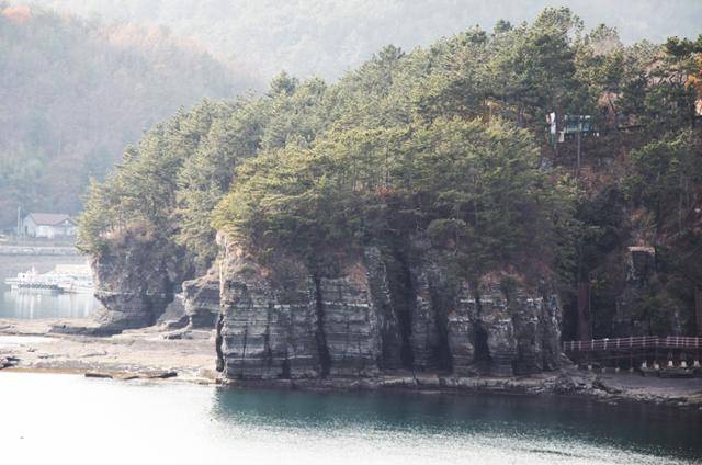 병풍바위 전망대에서 바라본 상족암 병풍바위. 인간이 흉내 낼 수 없는 자연의 작품이다.
