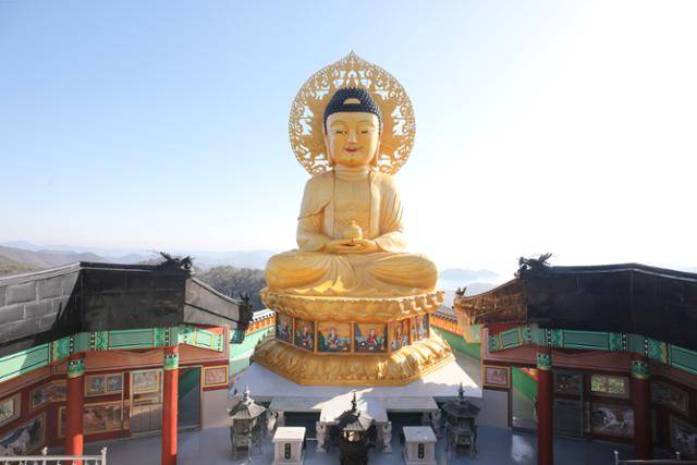 보현암 약사여래대불은 고개를 젖혀 봐야 할 만큼 큰 불상이다. ⓒ박준규