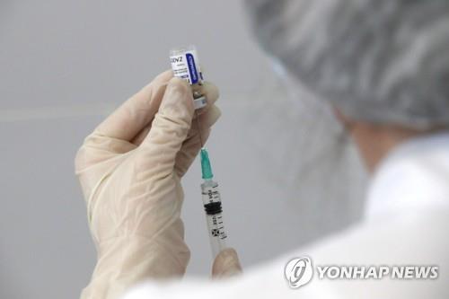 러시아가 자체 개발한 백신 '스푸트니크V' 접종을 준비하는 의료진. [타스=연합뉴스]