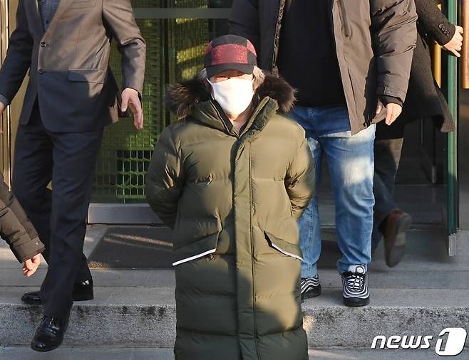 아동 성폭행 혐의로 징역 12년을 복역 후 출소한 조두순(68)이 12일 오전 경기도 안산준법지원센터에서 행정절차를 마치고 이동하고 있다. 2020.12.12/뉴스1 © News1 조태형 기자