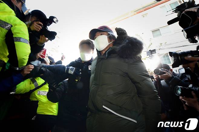 아동 성폭행 혐의로 징역 12년을 복역 후 출소한 조두순(68)이 12일 오전 경기도 안산시내 거주지로 향하고 있다. 2020.12.12/뉴스1 © News1 조태형 기자