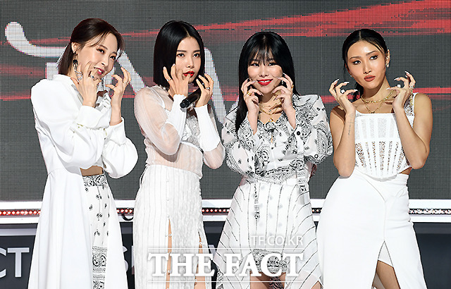 2020 TMA] MAMAMOO TMA Sei Ashina ~The 2020 The Fact Music Awards was held in a way that thoroughly complies with the anti-virus guidelines and adds online connections to Untact, which means non-face-to-face, for the safety of fans and The Artist to prevent the spread of Corona 19.TMA includes BTS, Super Junior, New East, GOT7 (Godseven), MonsterX, Seventeen, Gang Daniel, Twice, MAMAMOO, (girls) kids, ITZY (yes), Stray Kids, Tomorrow By Together, ATIZ, Crabbitty, Weekly, K-pop The Artists, who are the most popular around the world, including The Boys, Izuwon, and Jessie, appeared.The red carpet at 4 pm on December 12, the awards ceremony at 6 pm, was broadcast simultaneously to 30 countries around the world through Naver V LIVE.