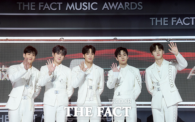 2020 TMA] NUEST, the charm men of the white fashionThe 2020 The Fact Music Awards was held in a way that thoroughly complies with the anti-virus guidelines and adds online connections to Untact, which means non-face-to-face, for the safety of fans and The Artist to prevent the spread of Corona 19.TMA includes BTS, Super Junior, NUEST, GOT7 (Godseven), MonsterX, Seventeen, Gang Daniel, Twice, Mamamu, (girls) children, ITZY (yes), Stray Kids, Tomorrow By Together, ATIZ, Crabbitty, Weekly, K-pop The Artists, who are the most popular in the world, including The Boys, IZWON, and Jesse, appeared.The red carpet at 4 pm on December 12, the awards ceremony at 6 pm, was broadcast simultaneously to 30 countries around the world through Naver V LIVE.