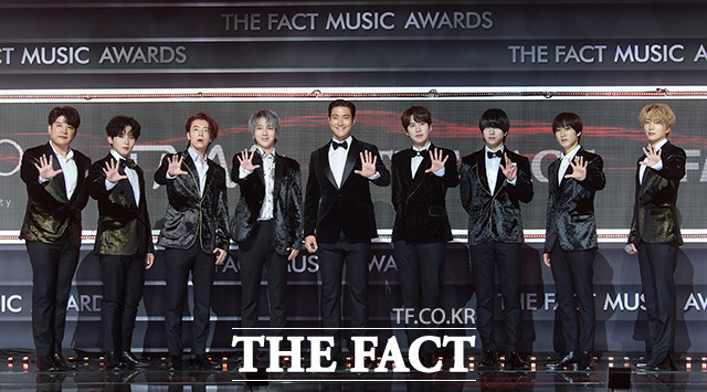 2020 TMA] Were Super Junior!The 2020 The Fact Music Awards was held in a way that thoroughly complies with the anti-virus guidelines to prevent the spread of Covid19 and adds online connections to Untact, which means non-face-to-face, for the safety of fans and The Artist.TMA includes BTS, Super Junior, New East, GOT7 (Godseven), MonsterX, Seventeen, Gang Daniel, Twice, Mamamu, (girls), ITZY (yes), Stray Kids, Tomorrow by Together, Aitize, Crabbitty, Weekly K-pop The Artists, who are the most popular in the world, including The Boys, IZWON, and Jesse, appeared.The red carpet at 4 pm on December 12, the awards ceremony at 6 pm, was broadcast simultaneously to 30 countries around the world through Naver V LIVE.