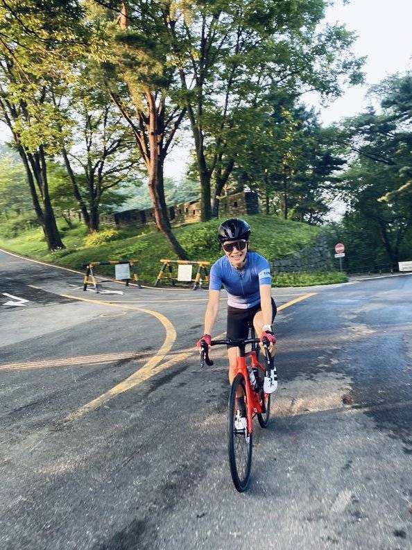 2020년 12월 5일 ‘양종구 기자의 100세 시대 건강법’에 소개된 이지혜 한옥호텔 청연재 대표(46). 그는 웨이트트레이닝과 달리기, 수영을 즐기다 신종 코로나바이러스감염증(코로나 19) 확산으로 자전거 타기가 활성화되자 사이클까지 타며 건강을 관리하고 있다. 이지혜 대표 제공.