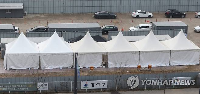 드라이브스루 선별진료소 재개 (서울=연합뉴스) 이지은 기자 = 국내 신종 코로나바이러스 감염증(코로나19) '3차 대유행'의 확산세가 이어지는 가운데 11일 오전 서울 강서구 이대서울병원 코로나19 드라이브스루 선별진료소에 차량들이 줄지어 순서를 기다리고 있다. jieunlee@yna.co.kr