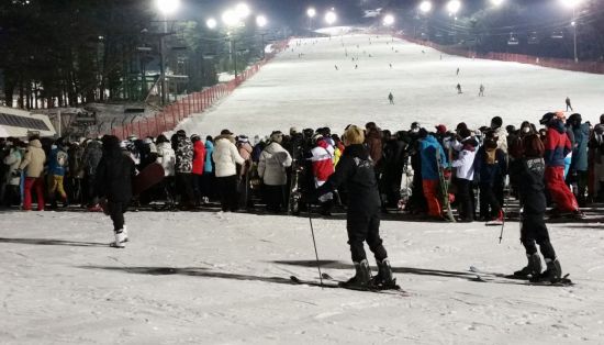 강원도 내 한 스키장에서 리프트 탑승을 기다리는 스키어들이 줄지어 밀집해 있는 모습 [이미지출처=연합뉴스]
