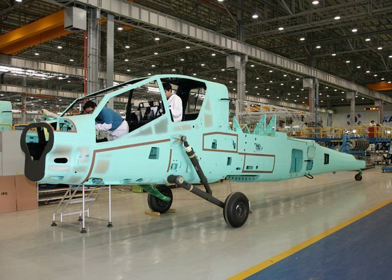 미국이 전 세계로 수출하는 아파치 공격헬기 동체는 한국에서 제조한다. 한국항공우주산업(KAI)에서 동체를 제작하는 모습. [보잉 제공]