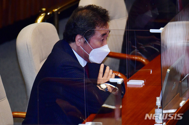이낙연 더불어민주당 대표가 이달 9일 오후 서울 여의도 국회에서 열린 본회의에서 고심하고 있다. / 사진제공=뉴시스