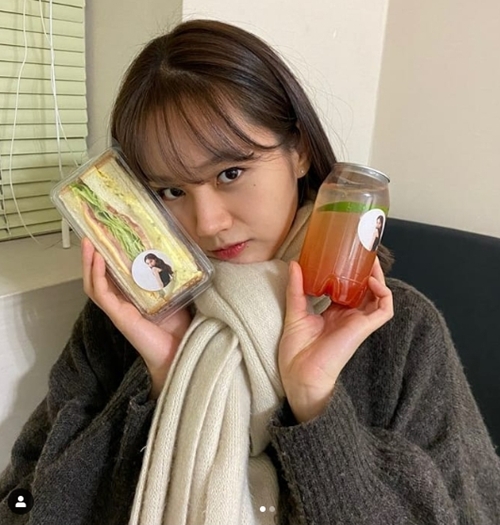 Hyeri, Sandwich + Juice, and a cute look too pretty lookHyeri gave a cute look on his face.He posted two photos on Instagram on the 13th, along with an article entitled The day I was snowing. Like a gift. Thank you!! Beyond Jays best.The netizen responded It is so beautiful and It is healthy.Meanwhile, Hyeri recently got off at tvN Amazing Saturday - Doremi Market.