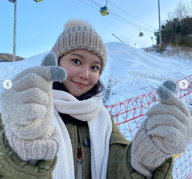 Sooyoung, Jung Kyung-hos another set of hearts to be in love with [SNScut]Girls Generation member and Actor Sooyoung showed off their refreshing charm.Sooyoung posted a picture on December 13th in the Instagram with an article entitled May will go like the first snow # New Years Eve December 30th is usually a winter picture last year.The Sooyoung in the picture is perfect for the cold with a hat, gloves, and shawl. Sooyoung poses hearts with both hands on the ball, draws a hand heart, and causes heartbeat.A small face, like a doll, has a big face.Lee Hae-jeong on the news