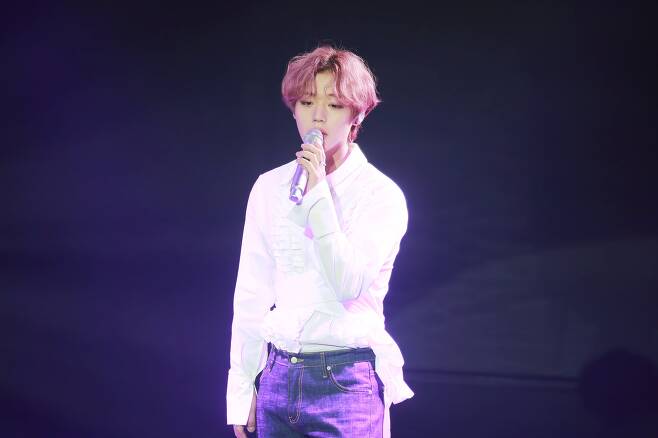 Park Jihoon, first Online Concert MESSAGE .. Happiness + Impression gift All-around artist Park Jihoon successfully completed the first Online Concert.Park Jihoon is Onlines exclusive Love Live on the afternoon of the 13th!Concert 2020 PARK JIHOON ONLINE CONCERT [MESSAGE] was held.This Concert is another message to Theresa May (fan club) after Park Jihoons 10 messages to her first full-length album MESSAGE, which captivated fans eyes and ears by forming a variety of set lists that can only be seen in this performance.In particular, Concert was sent to 25 countries and regions including the United States, Canada, the United Kingdom, France, Germany, Australia, Japan, China, Malaysia and Vietnam.Park Jihoon has also shown his global star-studded charm by delivering his own message to fans around the world.Park Jihoon, who opened Concerts brilliant debut with his regular 1st album title song GOTCHA, presented the title songs and songs of albums released so far, including Whistle, L.O.V.E, Frequency, Wing and 360, and showed a stage of larceny and dynamic performance.Here, 40 listening letter, girl, crush Beautiful and other songs covered the sweet love live!In addition, in commemoration of the upcoming Christmas, he wore cute props and decorate the stage of Rudolph Deer.Park Jihoon has entertained viewers with various corners and events as well as stage.In particular, Park Jihoons heartfelt message to fan club Theresa May before the ending was enough to impress fans.In the encore stage, which consists of Tomorrow, Mayday and Anchor Star, Park Jihoon expressed his love and gratitude for the fans and finished the hot concert of 2 hours and 15 minutes warmly.iMBC Cha Hye-rin  Photos