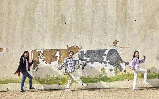 스위스는 낙농업이 발달했다. 테마파크 벽에는 젖소 벽화가 그려져 있다.