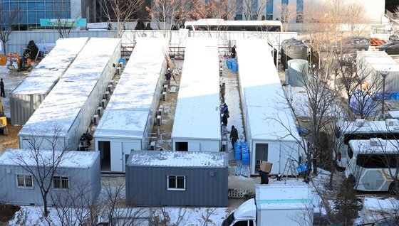 14日、ソウル中浪区ソウル医療院空き地に新型コロナウイルス感染症（コロナ19）ベッドを確保するためのコンテナ一時病床を設置している。 聯合ニュース