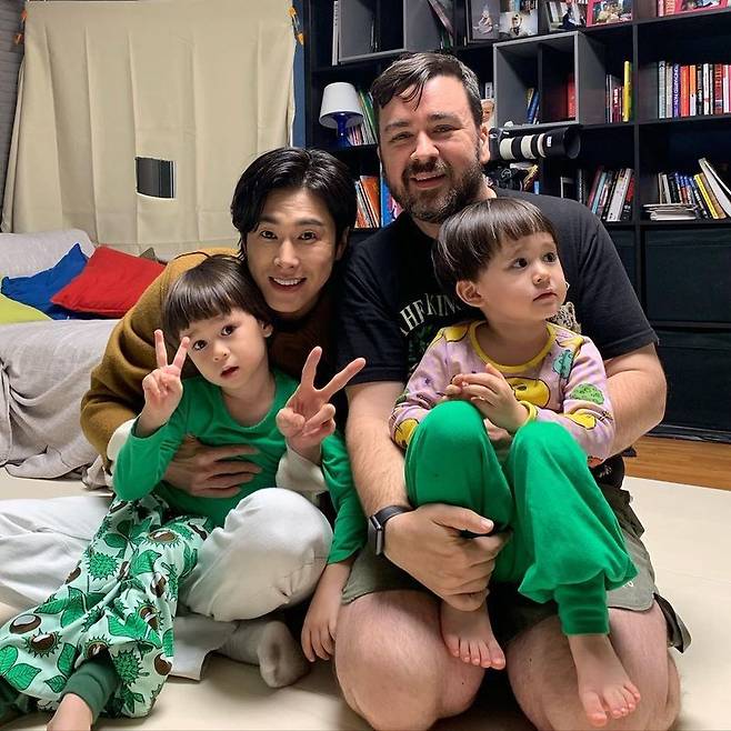 Yunho, who met Wilbengers, The Return of Superman Celebratory photo like a familyTVXQ Yunho met Wilbengers.On December 14, Sam Hammington posted a picture on his instagram with an article entitled So much fun! Fun times!The photo shows Yunho visiting Sam Hammingtons house, and Yunho is smiling with a cute William and Bentley with Sam Hammington.