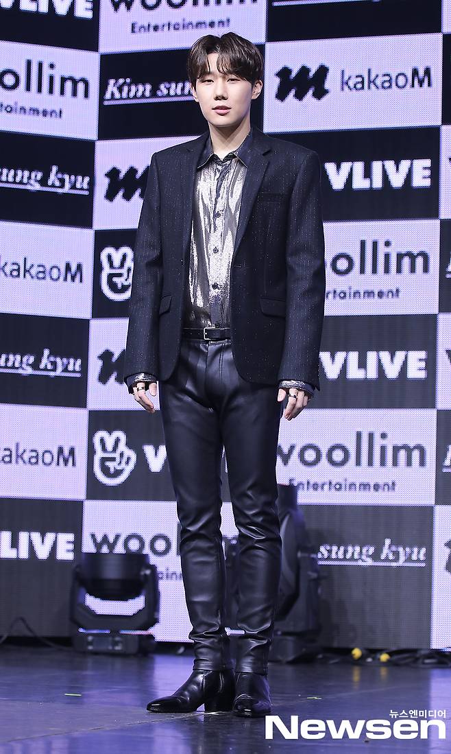 Kim Sung-kyu, bold leather pants fashion [Photoen HD]Group Infinite member Kim Sung-kyu poses in the media showcase commemorating the release of his third Mini album INSIDE ME Online on the afternoon of December 14th.Kim Sung-kyus third mini-album INSIDE ME title song Im Cold is an impressive song with the state of loss that has left precious things, the empty heart that is broken and frozen cold sometimes, and sometimes rough vocals. It is released through various Online music sites at 6 pm today.News reports: Jung Yoo-jin