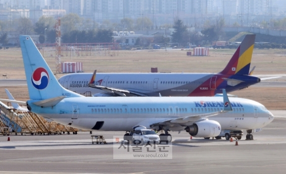 함께 날아오를까  - 지난 1일 김포국제공항 국내선 주기장에 대한항공과 아시아나항공 여객기가 세워져 있는 모습. 사진은 본문과 직접적인 관련 없음.박윤슬 기자 seul@seoul.co.kr