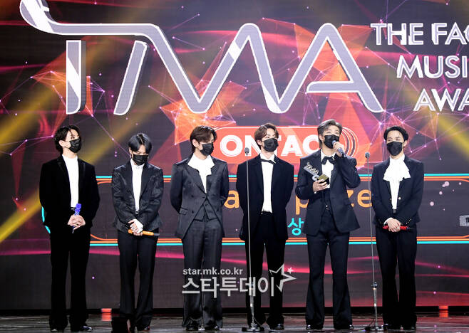 방탄소년단이 `2020 더팩트 뮤직어워즈`에서 대상을 차지하며 3연패를 달성했다.