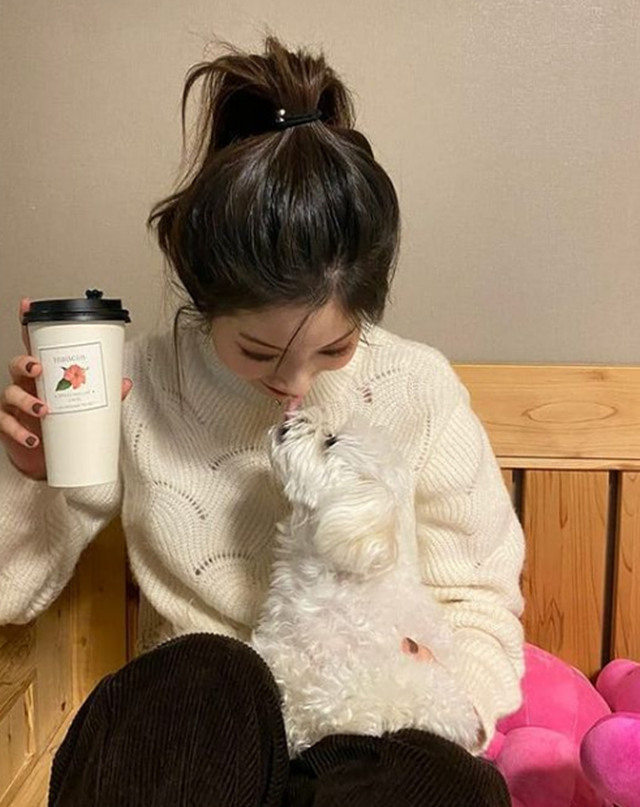 TWICE Dahyun, Pet Ahri and Friendly One Time...Simmung SmilingGroup TWICE Dahyun had a friendly time with Pet.On the 14th, TWICE official Instagram said, When I was chatting, I had an once to show Ahri pictures.It is fun to talk to Once too. In the photo, Dahyun is posing with a cute Pet Ahri, growing hairy.Dahyun, dressed in ivory knit as if she were colored with Ahri, smiles at Ahri and kisses Ahri with a disposable coffee cup.Dahyuns skin, with ponytail hair, is as white as Ahri.The netizens responded to We are pretty tofu, It is cute in grace, I love you.On the other hand, the group TWICE, which Dahyun belongs to, will release a new song Cry for ME on the 18th.Photo TWICE Official SNS