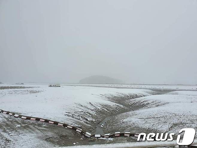 이틀째 많은 눈이 내린 전남 영광군 법성포구는 한폭의 수묵화를 연상케 했다. 15일 오전 7시 기준 영광군의 적설량은 14.6㎝를 기록 중이다.(영광군 제공)2020.12.15 /뉴스1 © News1