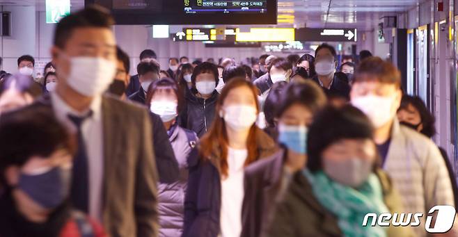 서울 중구 시청역에서 마스크를 쓴 시민들이 출근하고 있다. 2020.11.17/뉴스1 © News1 안은나 기자