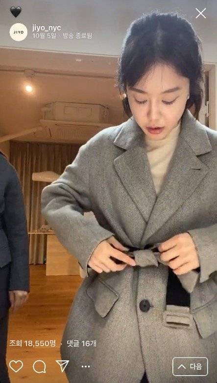 LF '앳코너'는 지요(JIYO) 이지연 CD와의 첫 라이브 방송에서 콜롬보의 209만원짜리 재킷을 선보였는데 고가임에도 방송이 진행되는 2시간 동안 준비 물량이 모두 판매되는 폭발적인 반응을 얻었다. 사진 LF