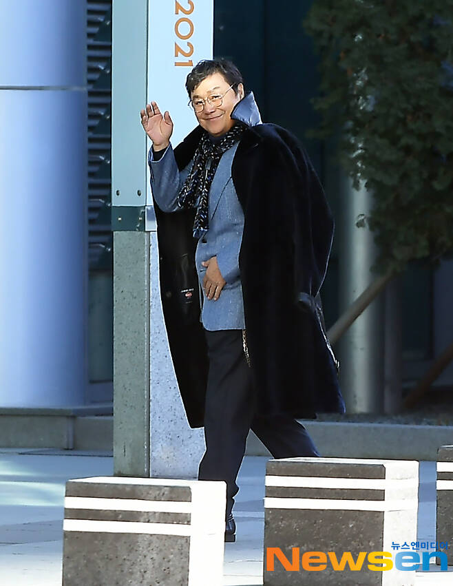 Nam Jin, Coat-Chipped in Romper suit Mr. TrotShinto shrine [photoenHD]Singer Nam Jin is entering the broadcasting station to attend SBS Love FM Narshas Abrakadabra held on SBS in Mok-dong, Yangcheon-gu, Seoul on the afternoon of December 15th.News reports: Jung Yu-jin