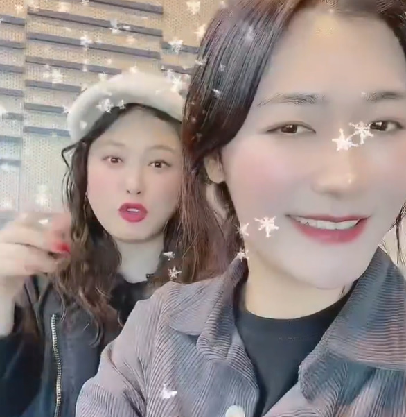 Sim Jin-hwa, Kim Mi-Ryeo and Friendly Selfie Dr. Strangelove or: How I Learned to Stop Worry, Sadness and Joy Share [SNScut]Gagwoman Sim Jin-hwa has released a video of her with fellow gagwoman Kim Mi-Ryeo.Sim Jin-hwa wrote on December 15th, # podcast # Marriage # Sim Jin-hwa # Kim Mi-Ryeo Today Kim Gura Brother Wait!Its my four-year healing session and a place where I really communicate with you. Come to play.Dr. Strangelove or: How I Learned to Stop Worry, Sadness, Joy I Share.In the public footage, Sim Jin-hwa is making various facial expressions with Kim Mi-Ryeo, especially with good energy in the bright and pleasant appearance of the two.Lee Ye-ji on the news