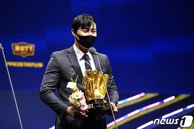 김하성(키움)이 11일 오후 서울 강남구 삼성동 코엑스 오디토리움에서 열린 '2020 신한은행 SOL KBO 골든글러브 시상식'에서 유격수 부문 골든글러브를 수상한 후 소감을 밝히고 있다. (KBO 제공) 2020.12.11/뉴스1 © News1 김진환 기자