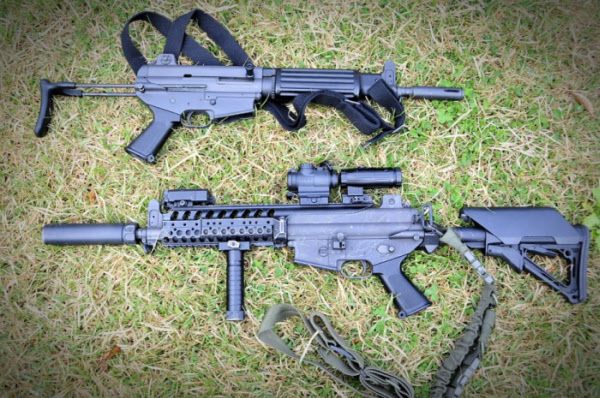 K1A 기관단총(사진 위)과 K1A 기관단총 개량형(사진 아래). 개량형은 레일,조준경 등을 장착하고 사수에 맞춰 조절할 수 있는 신형 손잡이도 갖췄다.