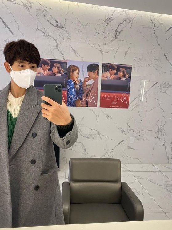 Lim Siwan, Run On Before the production presentation, Kang Tae-oh and a cut D-dayActor Lim Siwan announced Run on D-Day.On the 16th, Im Siwan posted two photos on his SNS with the article d day.The photo was taken in the waiting room of JTBCs new drama Run On production presentation. Behind the back is a Run On character poster.The next photo also included a warm two-shot of Kang Tae-oh and Lim Siwan wearing a mask.The fans who responded to the post responded such as I will run from today, Finally and I want to see it soon.On the other hand, JTBCs new drama Run On is a complete romance drama that is directed at each other at different speeds in different languages ​​in times where communication is difficult while writing the same Korean.The show will be accompanied by Lim Siwan, Shin Se-kyung, Choi Soo-young and Kang Tae-oh. Today (16th) at 9 p.m.