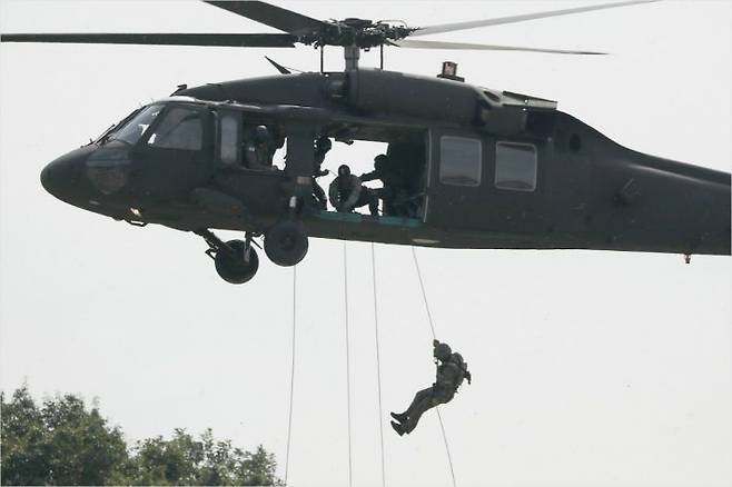 지난 9월 22일 국군의 날 행사 리허설에서 UH-60 블랙호크 헬기가 특전사 대원을 레펠 하강시키고 있다. (사진=국방부 제공)
