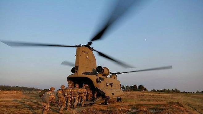 강하 훈련을 위해 CH-47 치누크 헬기에 탑승하는 미군들(사진=연합뉴스/자료사진)
