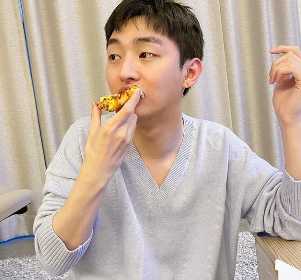 Discharge Yoon Ji-sung, cute Pizza Mukbang not matched by sleek jawlineDischarge one of the Yoon Ji-sungs tranquil routines has been revealed.On June 16, Yoon Ji-sung posted a picture of his eating Pizza with his article I eat rice well on his SNS.In the picture, Yoon Ji-sung is eating Pizza in a grey knit.The look of Yoon Ji-sung looking at another place while eating Pizza shows a relaxed charm.Yoon Ji-sung was discharged from active duty on the 13th.Yoon Ji-sung, who joined the team as a Wanna One member after announcing his name through Mnet Produce 101 Season 2 which ended in June 2017, joined the team for the first time as the eldest brother and leader of the team.Discharge Yoon Ji-sung will hold a 2020 online fan meeting Dong, Hwa.Dong, Hwa will be broadcast live on Interpark from 6 pm on the 25th, and tickets can be purchased until 6 pm on the same day.