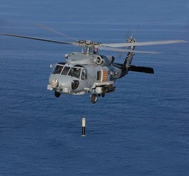 MH-60R 해상작전헬기는 디핑소나 케이블 길이가 700m에 달하고 신속하게 운용할 수 있는 고속 디핑소나 릴링머신이 장착되어 있다. 사진=미 록히드마틴사