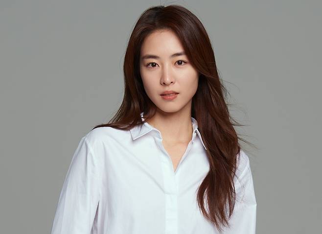 Marriage and more beautiful...Lee Yeon-hee, new profile also exceeds the clean + lovely limitLee Yeon-hees agency VAST Entertainment released a profile photo of Lee Yeon-hee on the 16th.The aspect of attractive rich that crosses Lovely and innocence is revealed as it is.Lee Yeon-hee in the public photo is making a unique lovely smile in Graytons Polo neck.In the meantime, in the picture wearing a white shirt, the subtle eyes that seem to be sucked in with the pure charm catch the eye.Meanwhile, Lee Yeon-hee is about to release the movie Marriage Blue, which is scheduled to open on the 30th.Marriage Blue is a work that depicts the fear and excitement of four couples who want to be more happy in the new year after finishing the off-season of life.Lee Yeon-hee is going to meet with Hyun-seok as Jin-ah who is suffering from worries and growth pains about the future in the play.