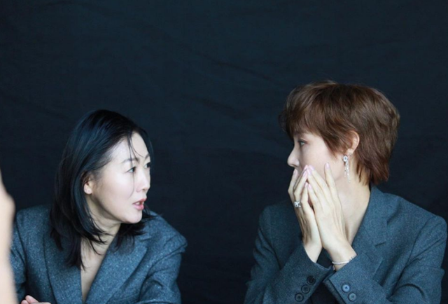 Kim Sung-ryung, best friend Bang Eun-hee and photo shoot...Girl crush ExplosionActor Kim Sung-ryung released a scene where he shot a picture with his best Actor, Bang Eun-hee.Kim Sung-ryung posted a picture on his instagram on the 15th with an article entitled #theNEIGHBOR Eun Hee-rang ~ # Pleasure upup two actresses look forward to the January issue.The photo shows Kim Sung-ryung and Bang Eun-hee dressed in suits, while Kim Sung-ryung and Bang Eun-hee sit side by side in chairs to create a girl crush atmosphere and show off other pictures.The two Actors boast a force that seems to have to enter the group refund expedition right now.In Kim Sung-ryungs post, Bang Eun-hee commented, Lets take another picture in my 60s. I love you.The netizens responded such as Actresses Force, It is very close, I like it so much, it looks good.On the other hand, Kim Sung-ryung is showing off his sense of feeling in the TVN entertainment program I am alive.Photo Kim Seong-ryong SNS