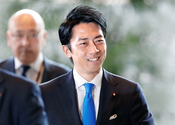 고이즈미 신지로 일본 환경상이 지난 9월 기자회견을 하고 있다. [로이터=연합뉴스]