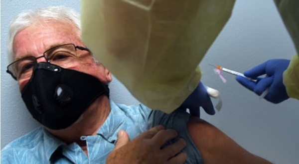 ▲모더나의 코로나19 백신 3상 임상시험에 참여한 60대 남성의 모습. 사진=CNBC방송 홈페이지 화면 캡쳐