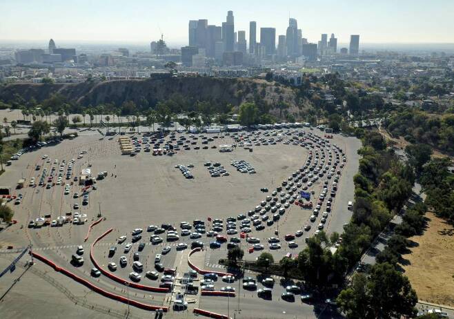 미 캘리포니아주 로스앤젤레스의 다저스타디움 주차장에 있는 코로나19 차량 탑승 검사소에 검사를 받으려는 차량 탑승 운전자들이 길게 줄 서 있다./사진=[로스앤젤레스=AP/뉴시스]