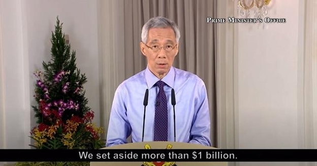 리셴룽 싱가포르 총리가 지난 14일 대국민담화에서 화이자가 개발한 코로나 백신 접종을 연말에 시작한다고 밝히고 있다. /유튜브 캡처