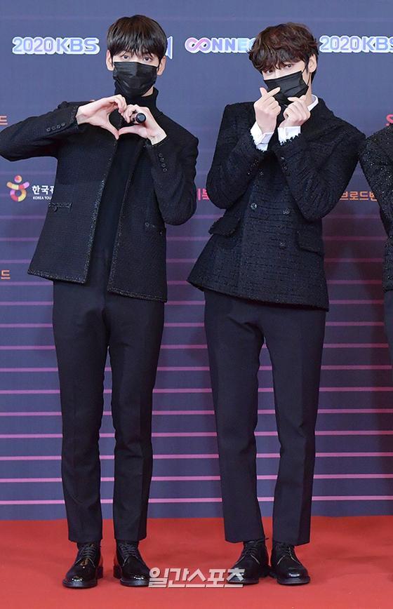 Huening Kai - Subin sleeply throws heartsTOMORROW X TOGETHER (TXT - Subin, Yeonjun, Beomgyu, Taehyun, Huening Kai) Members Subin and Huening Kai pose at the 2020 KBS Song Festival red carpet event held at Seoul Yeouido KBS on the evening of the 18th.