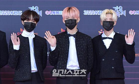 Beomgyu - Yeonjun - Taehyun looks like a snowTOMORROW X TOGETHER (TXT - Suvin, Yeonjun, Beomgyu, Taehyun, Humaning Kai) Members Beomgyu, Yeonjun and Taehyun pose at the 2020 KBS Song Festival red carpet event held at Seoul Yeouido KBS on the evening of the 18th.