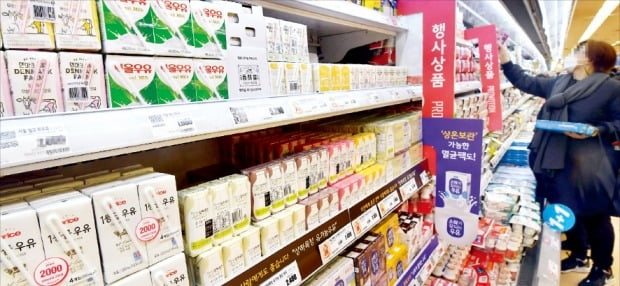 환경부가 이르면 내년부터 음료 제품에 빨대 부착을 전면 금지하는 법안을 시행키로 하면서 관련 업계에 비상이 걸렸다. 서울의 한 대형마트에 빨대가 부착된 제품들이 진열돼 있다. /김영우 기자 youngwoo@hankyung.com