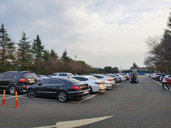 18일 오후 경주신라CC 주차장에는 소속 캐디가 코로나19에 확진된 사실을 인지하지 못하는 수많은 시민들이 라운딩을 하기 위해 주차를 해놓고 있다.