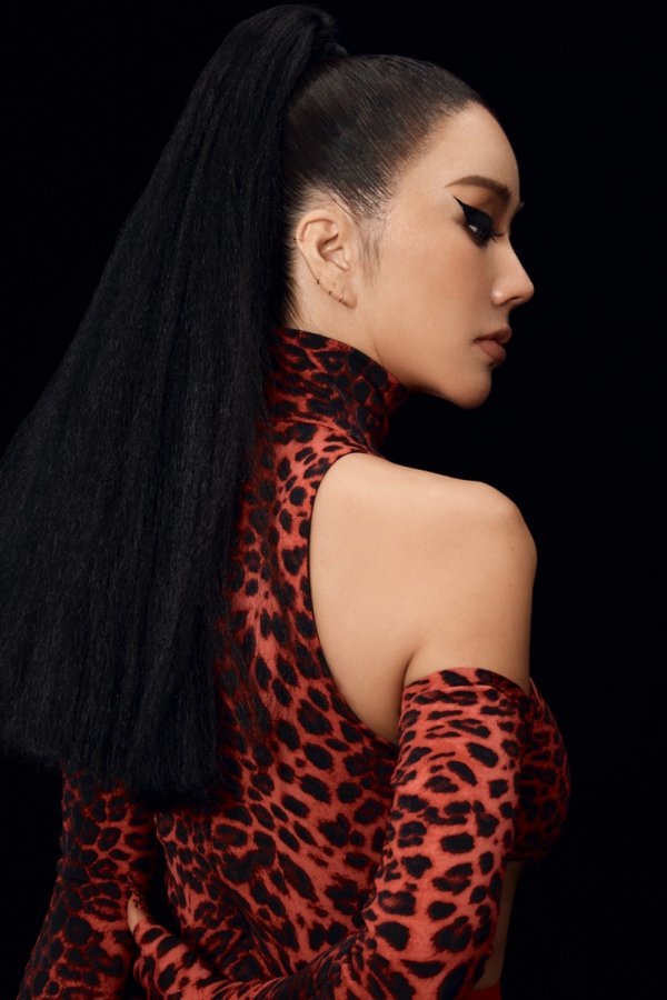 Uhm Jung-hwa unveils concept photo of Feat. Hwasa, DPR LIVEOn the 17th, Uhm Jung-hwa released a concept photo of the new digital single Feat, Hwasa, DPR LIVE through the official SNS of Amoeba Culture.In the public photos, there was a picture of Uhm Jung Hwa, who showed his face slightly with his back.Uhm Jung Hwa has a mesh stocking in a costume that reveals his body, and has emanated charisma and sexy with different dignity.The intense ponytail hairstyle and dark smokey makeup also overwhelmed the gaze.Especially, the intense leopard pattern costume that intuitively expresses the song name added to the curiosity about the new song to be released soon.As each of the recent comeback moves focuses on the attention of music fans, expectations are rising for the extraordinary transformation that the irreplaceable actress Uhm Jung Hwa will show.New song Feat.Hwasa, DPR LIVE) is an intense song that captures the inner work and true value of the music industrys All Time Legend, Uhm Jung-hwa. It predicts a complete sound source with dynamic duo Gacco in the entire production, Hwasa and DPR LIVE in feature, choreographer Ria Kim in choreography, and chorus.Meanwhile, Uhm Jung-hwas new digital single Feat, Hwasa, DPR LIVE will be released on the music site before 6 p.m. on the 22nd.[Photo = Provision of Amoeba Culture