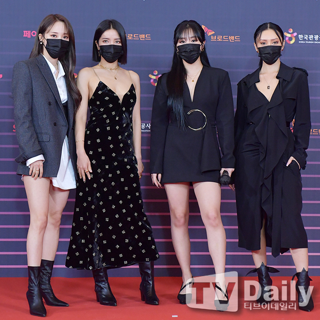  The 2020 KBS Music Festival Red Carpet event was broadcast live online on the evening of the 18th.On this day, the group MAMAMOO is stepping on Red Carpet.The theme of the 2020 KBS Music Festival, which will be conducted by Yunho, Cha Eun-woo, and Shin-eun, decided to Connect with the intention of connecting the current situation with music that K-POP singers and fans cannot meet in a world where everything has changed since Corona 19.  There will be special stages that are connected by various mediums beyond time and space to suit the theme.Meanwhile, the 2020 KBS Music Festival, which stars BTS, Twis, Gassevern, Aizuwon, (Girls) Children, Omay Girl, Park Jin-young, Stern, Taemin, and Jesse, suffered a pre-recording cancellation on 17 June when nct and 7tin were preemptively tested by Corona 19.